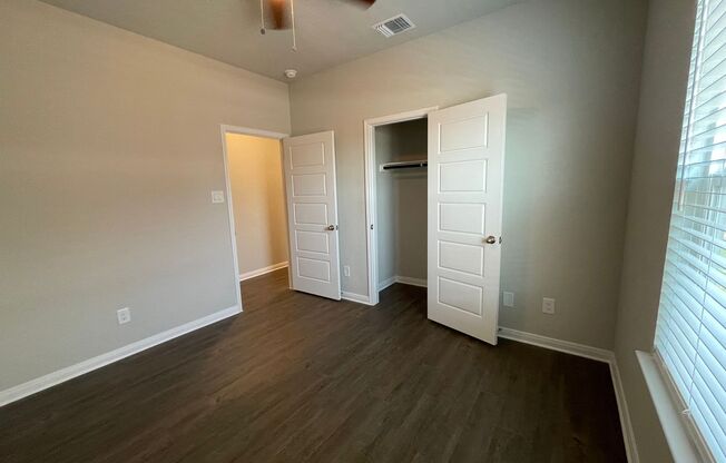 3 beds, 2 baths, $1,325, Unit 3407 Lindsay Lane