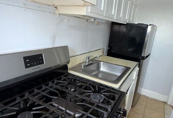 1 bed, 1 bath, $1,750, Unit D16