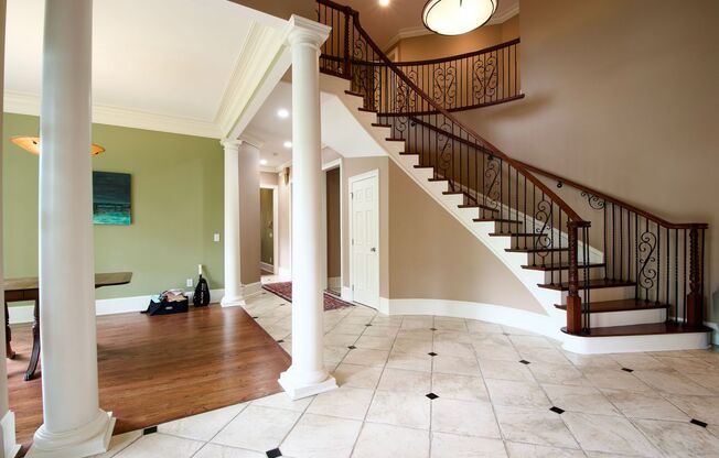 Executive Golf Course Rental in Moores Mill – Prime Location with Pool