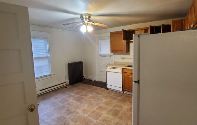 2 beds, 1 bath, $975, Unit 2