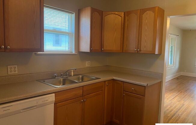 2 beds, 1 bath, $1,800, Unit 906 Mathews St