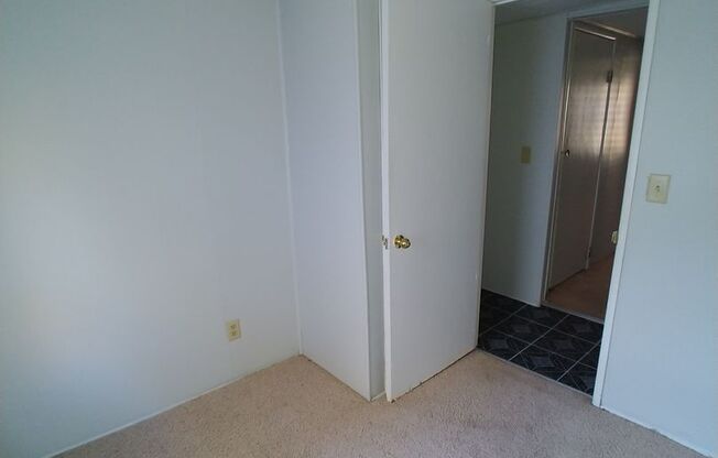 2 beds, 1 bath, $775, Unit 813