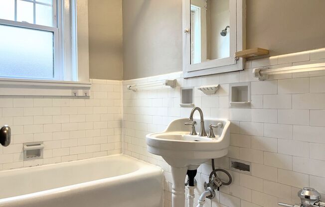 1 bed, 1 bath, $1,050, Unit 16D