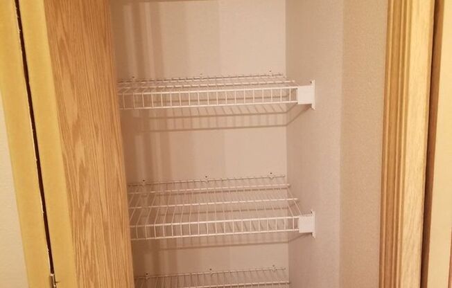 2 beds, 1 bath, 867 sqft, $1,395, Unit Bluff-22