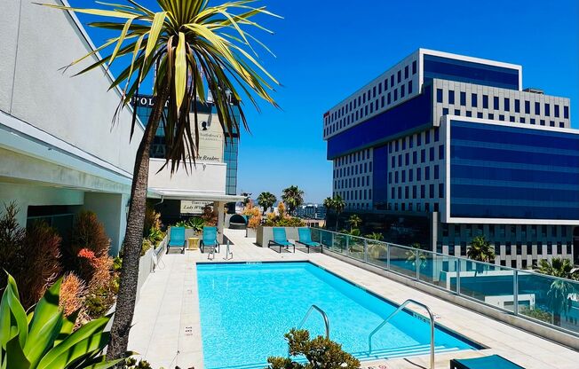 STUDIO ON SUNSET BLVD! ROOFTOP POOL & JACUZZI! SECURED PARKING!