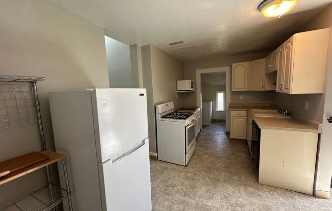 3 beds, 1 bath, 1,368 sqft, $1,695, Unit 1916 N Weber St - Unit B