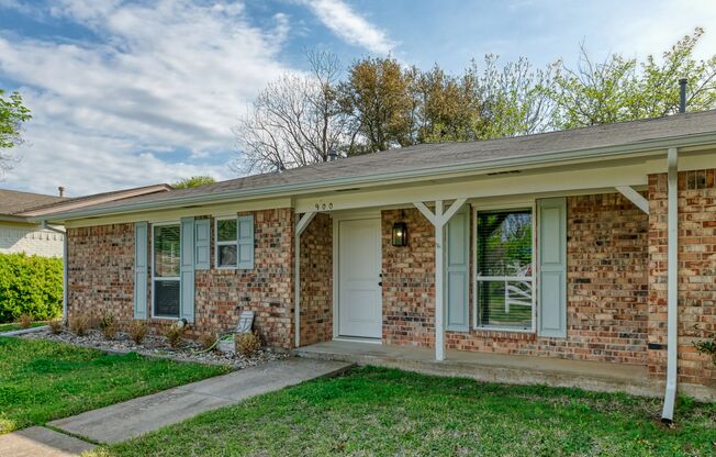 GORGEOUS 3 BEDROOM HOME LOCATED IN BEDFORD, TEXAS!