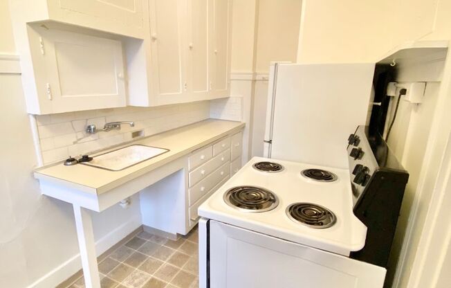 Studio, 1 bath, 425 sqft, $1,295, Unit 112