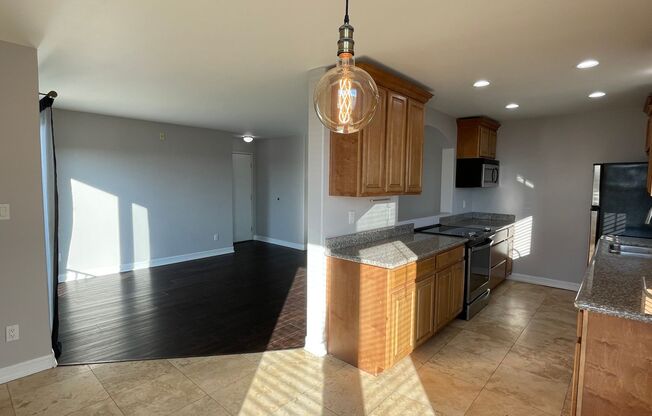 Beautiful Remodeled Condo In North Park w/In-Unit Washer/Dryer, Garage Parking