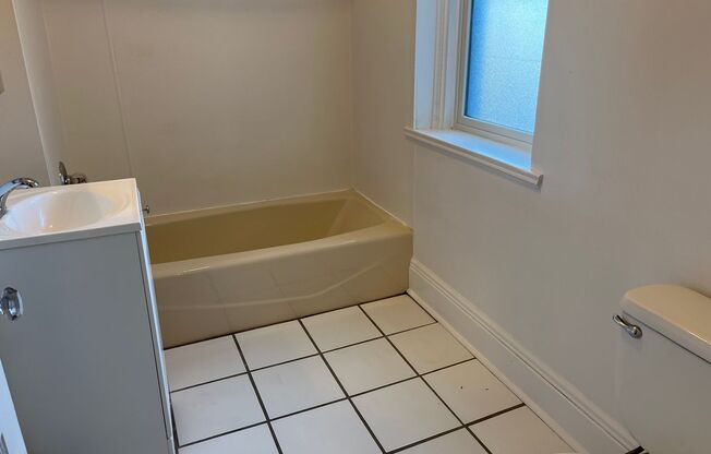 Studio, 1 bath, 650 sqft, $960, Unit 101