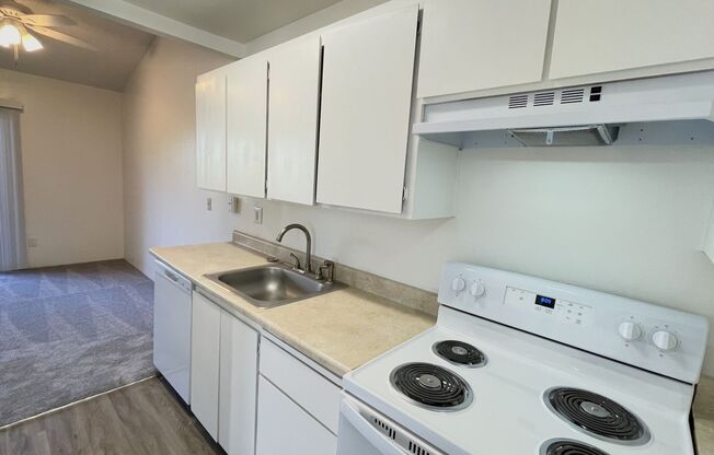 2 beds, 1 bath, 840 sqft, $1,595, Unit RO-22