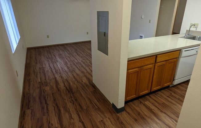 2 beds, 1 bath, 750 sqft, $1,395, Unit 33