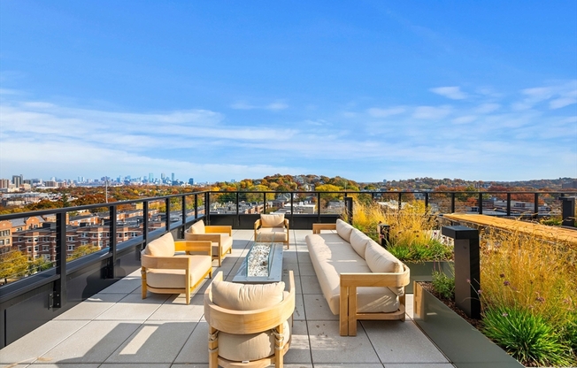 1 bed, 1 bath, 651 sqft, $4,250, Unit 717