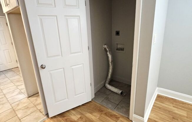 2 Bedroom recently renovated Belmont Neighborhood