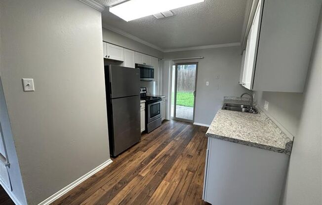 811 McClenny Dr #M02