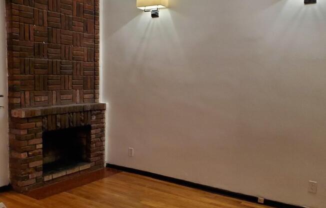 21 E 21 ST