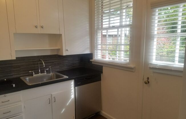 2 beds, 1 bath, 901 sqft, $1,825, Unit 17