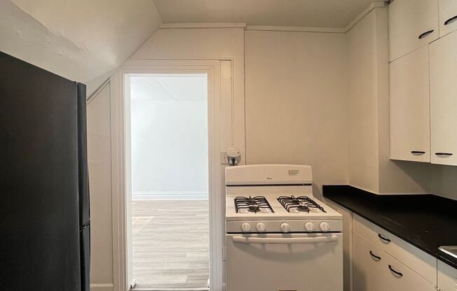 Studio, 1 bath, 450 sqft, $642, Unit Unit 3