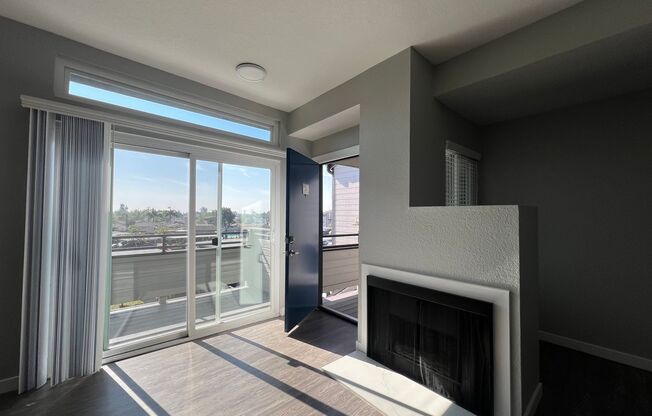 2 beds, 1 bath, 821 sqft, $2,770, Unit F033