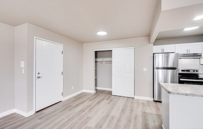 2 beds, 1 bath, 850 sqft, $1,099, Unit B212