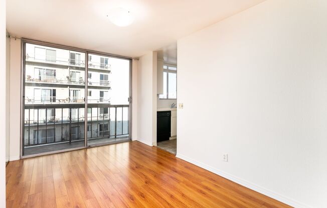 1 bed, 2 baths, $2,695