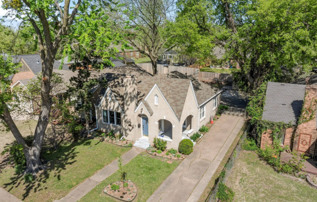 Beautiful 2 Bedroom with Large Mature Trees