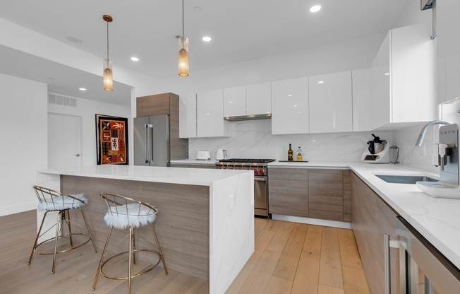 3 beds, 2 baths, 1,391 sqft, $5,500, Unit PH702