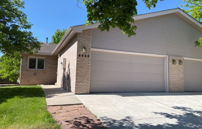 4 Bed 3 Bath Patio Style Duplex - 2 Car Garage Very Spacious, Quiet West Fort Collins Neighborhood