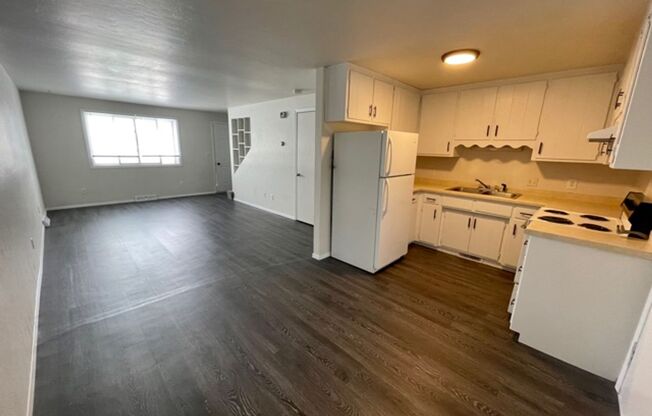 2 beds, 1 bath, 896 sqft, $1,145