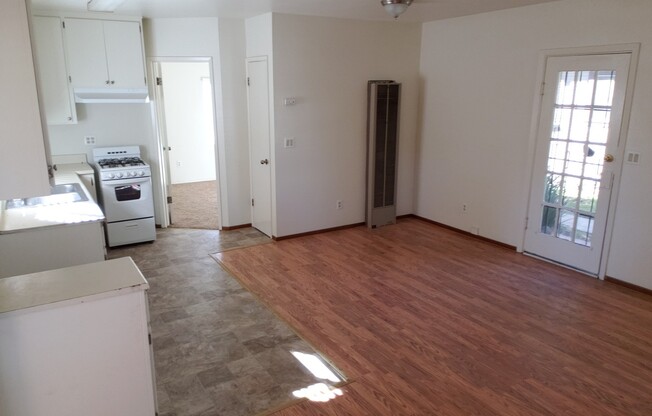 1 bed, 1 bath, 512 sqft, $1,400, Unit 816 Coldwell Ave.