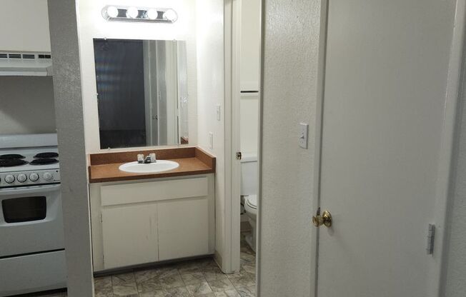 Studio, 1 bath, 375 sqft, $965, Unit 28