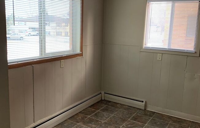 3 beds, 1 bath, 965 sqft, $925, Unit 915-03