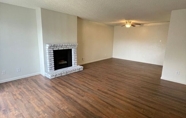 2 beds, 1 bath, 993 sqft, $1,595, Unit 13-18