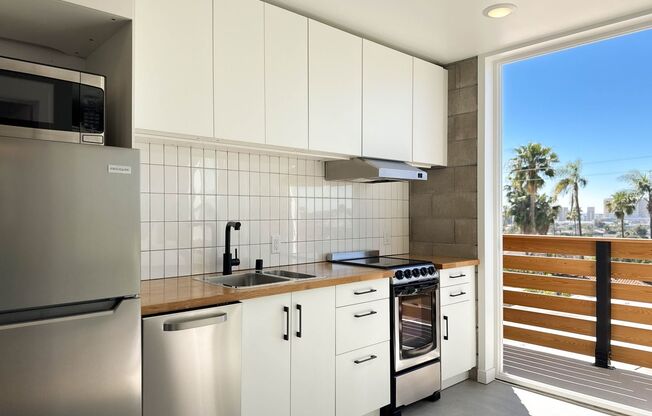 Studio, 1 bath, 285 sqft, $2,120, Unit 301