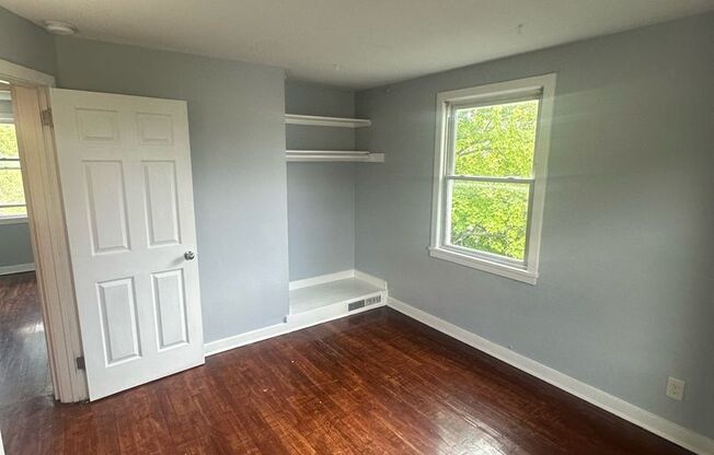 2 beds, 1 bath, $1,200, Unit 3