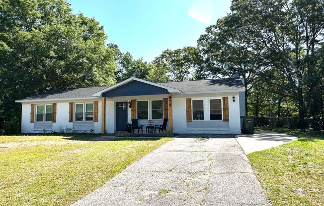 3 Bedroom, 2 Bath off Cliffdale Rd!