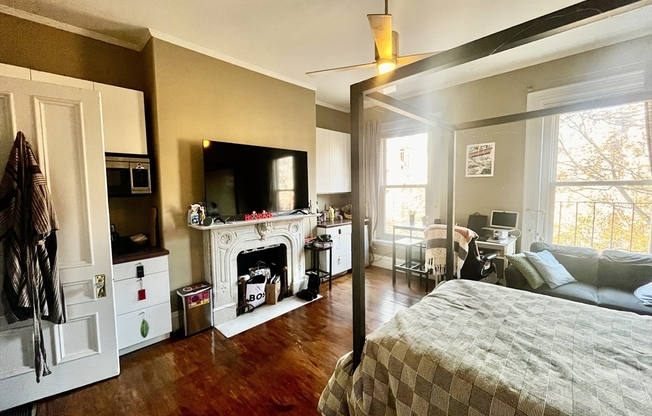 Studio, 1 bath, 400 sqft, $2,449, Unit 6