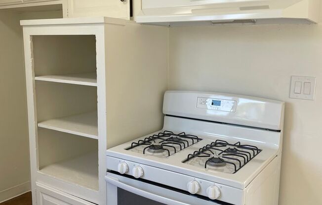 Spacious 1 Bedroom/1 Bathroom Apartment - $500 Off Move In + Reimbursed Application Fee