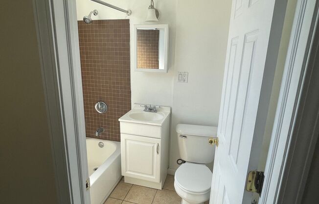 1 bed, 1 bath, 370 sqft, $975, Unit Unit 3