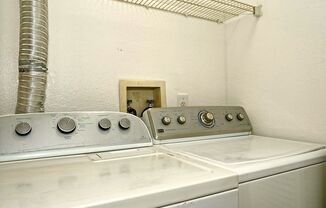 Beautifully Updated and Spacious 1 Bedroom 1 Bathroom condo Available Now