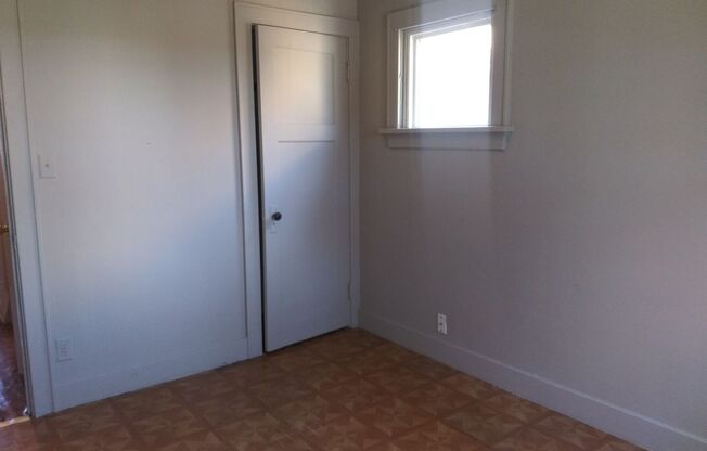 3 beds, 1 bath, $1,295