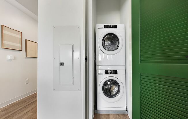 2 beds, 1 bath, 865 sqft, $2,350, Unit Unit 612