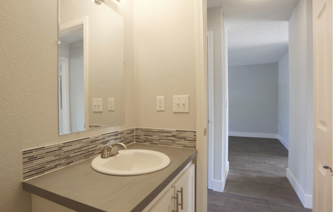 2 beds, 1 bath, 870 sqft, $1,575, Unit 77
