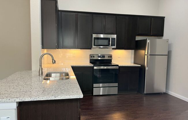 3 beds, 2 baths, $1,595, Unit 10011 Westover Bluff - Unit 101