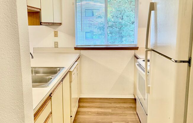 2 Bed 1 Bath Upper Unit Apt In Lynnwood, $2095/MO