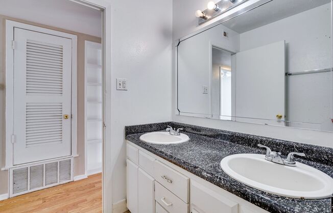 2 beds, 1 bath, 750 sqft, $1,100, Unit K706 - 307 - 107