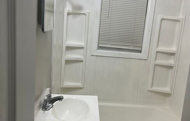 1 bed, 1 bath, 600 sqft, $750, Unit 1326 Medford Ave
