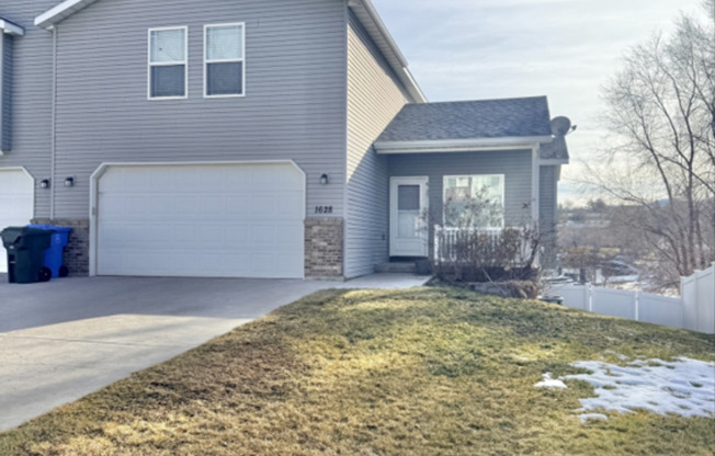 3 bed 2.5 bath 2 car garage house - Pet friendly