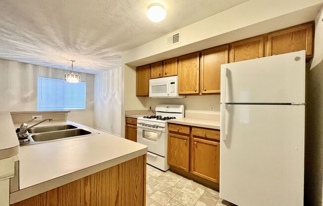 2 beds, 2 baths, 950 sqft, $1,795, Unit HUN220