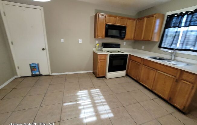 3 beds, 1 bath, $1,400